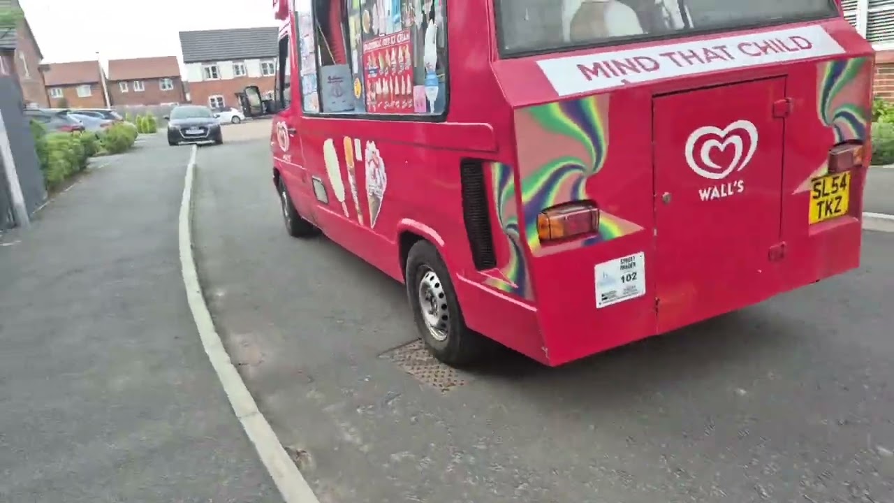 Ice cream van (different chimes)