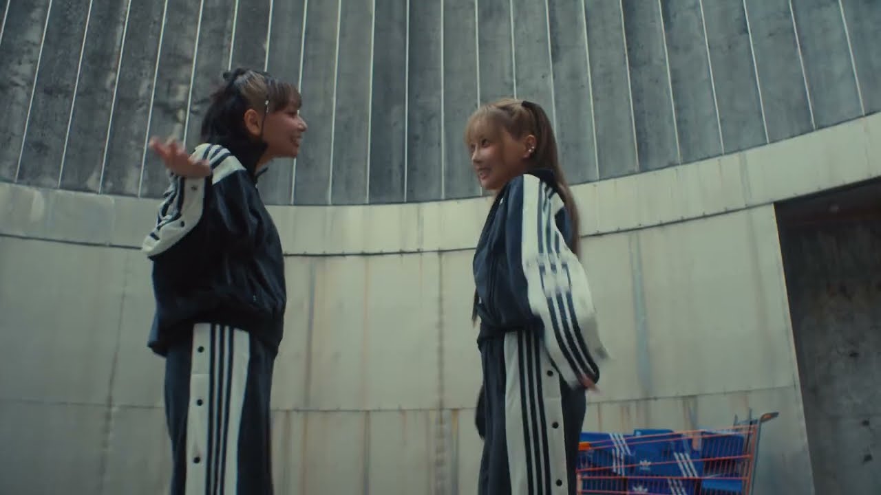 【adidas】ADIBREAK VELOUR　重盛さと美 / 礒部希帆