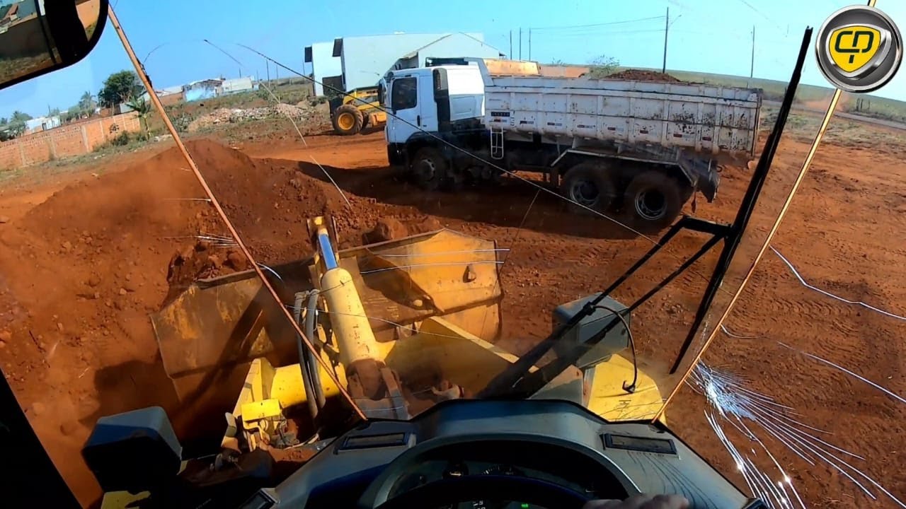 WA200 NO CARREGAMENTO DE CASCALHO/Pá Carregadeira/Carregadeira de Rodas/Enchedeira.