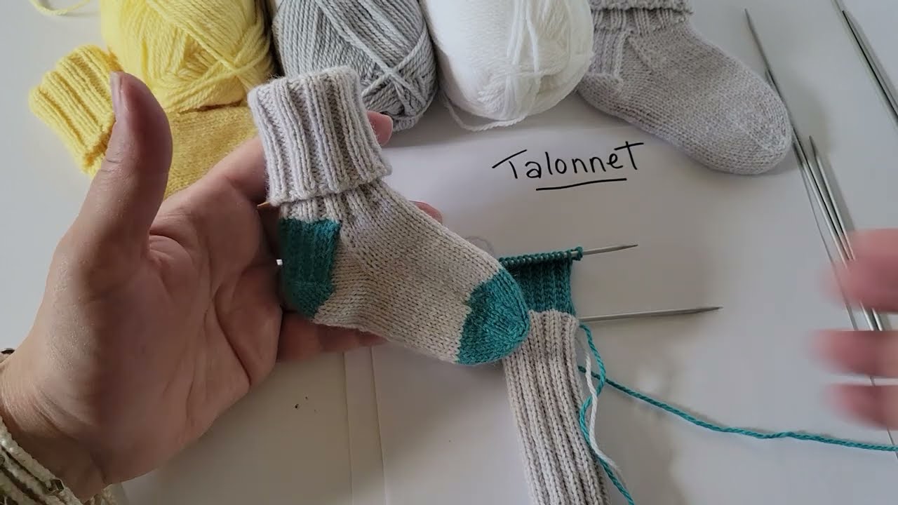 Vidéo 3 : Bas de bébé tricot, talon de couleur contraste par Artisanatdunord.com