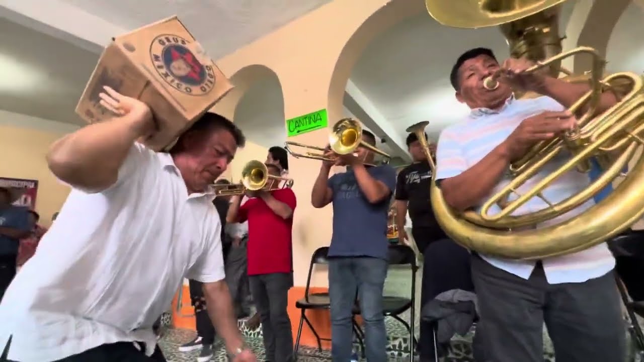 Son Azoyuteco as&iacute; suena con la Banda Bicentenario Mira nomas que masizo tocan los se&ntilde;ores