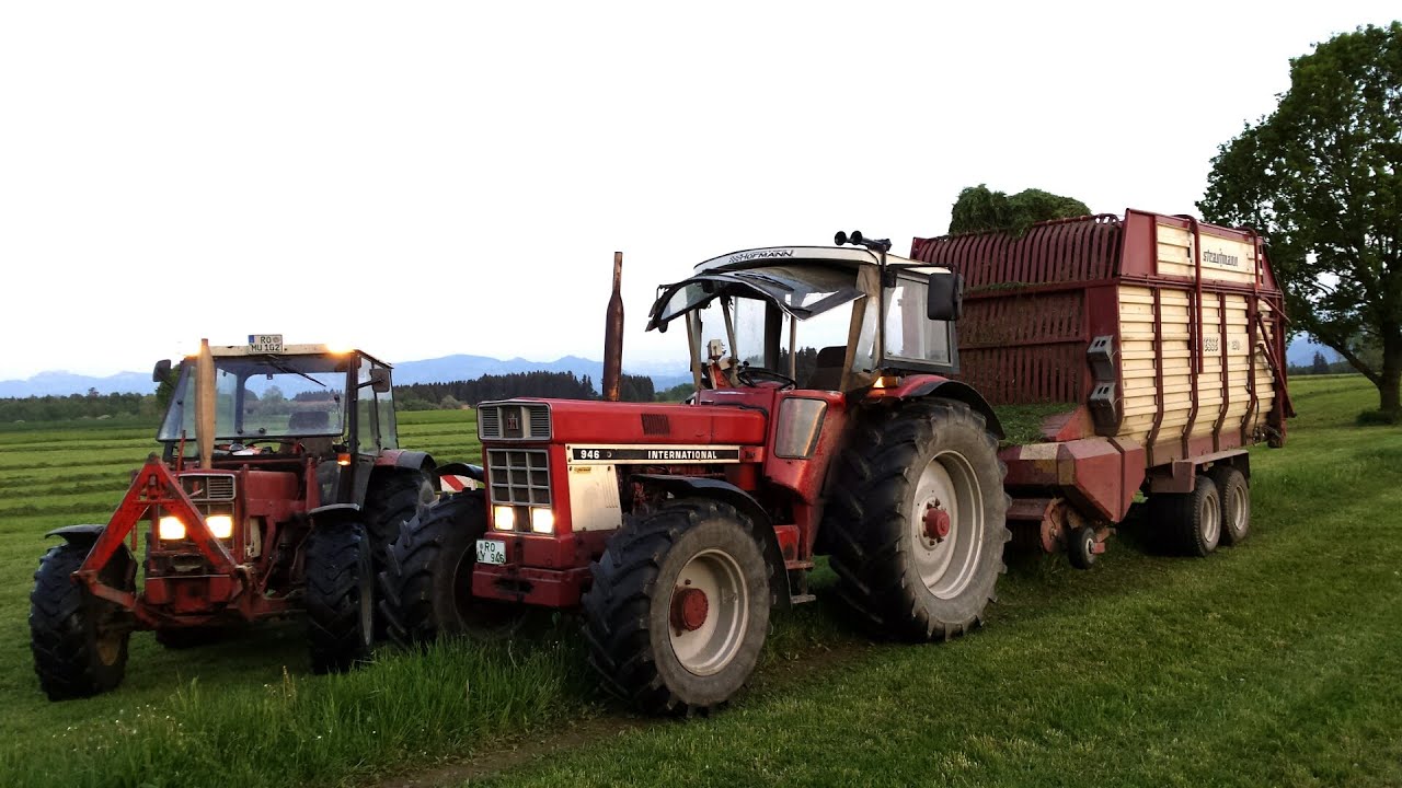 IHC 946 bei Silage 2016 mit Strautmann Vitesse 230 und Kuhn GMD 800 2