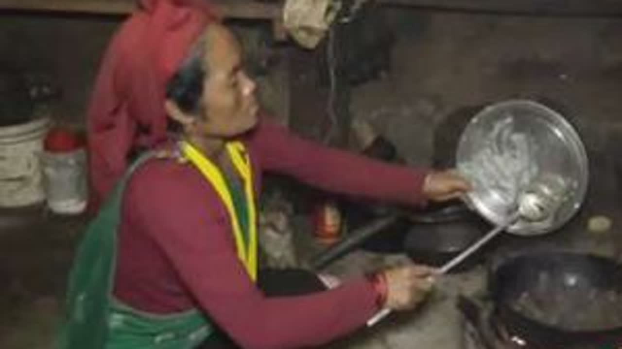 翠花真豪横搞了一只羊，先炒一点羊肉大家垫肚子，接着又做饭吃羊肉#尼泊尔 #翠花 #记录真实生活 #农村生活