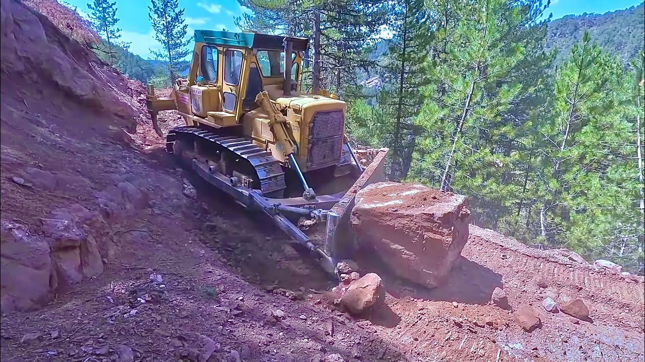 Бульдозер Caterpillar D7g прокладывает дорогу, удаляя гигантские глыбы камня. #гусеница #бульдозер