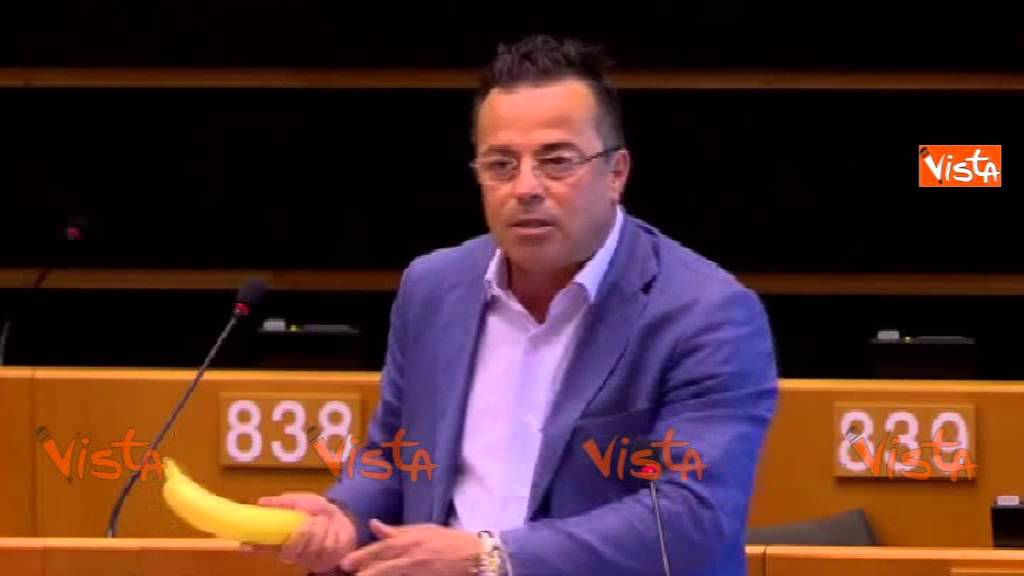 BRUXELLES BUONANNO LN MANGIA BANANA IN AULA E VICEPRESIDENTE GLI AUGURA BUON APPETITO 27-05-15