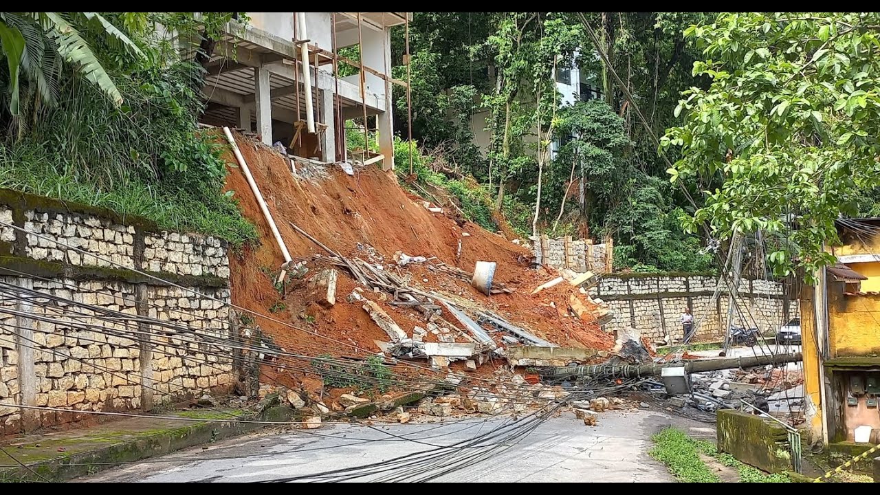 MURO DESABA INTERDITA RUA BAIRRO SANTO ANTONIO XEREM RJ P1