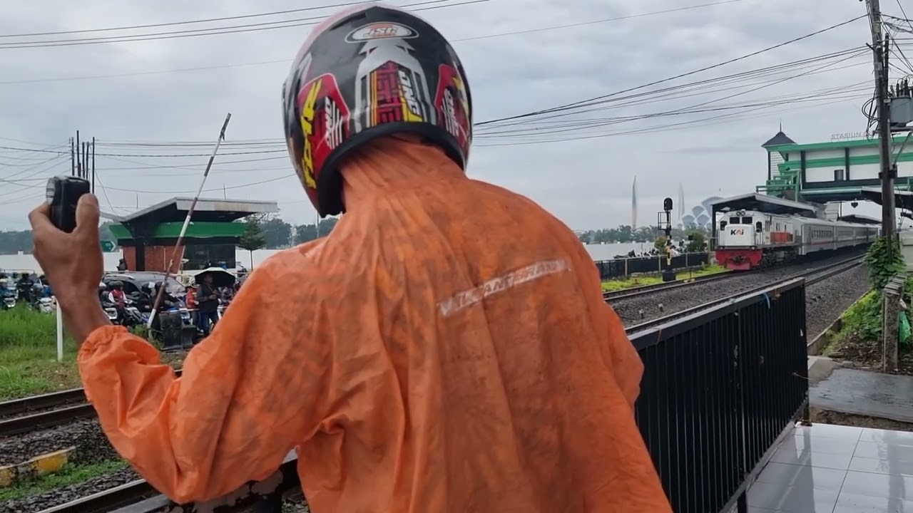 @WandaTau-ru8uu Bareng hunting Cikuray #keretaapi 