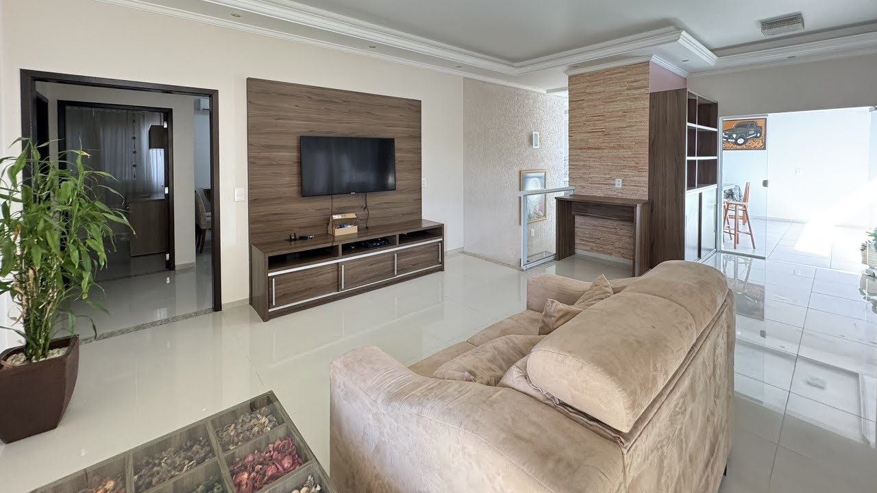 Locação - Casa com 03 quartos para alugar no Iririú