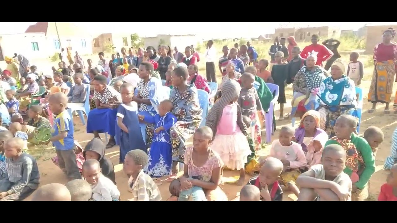 ni mkutano mkubwa wa injili hapa kibaigwa =kongwa kwa mchungaji julias lumolwa.