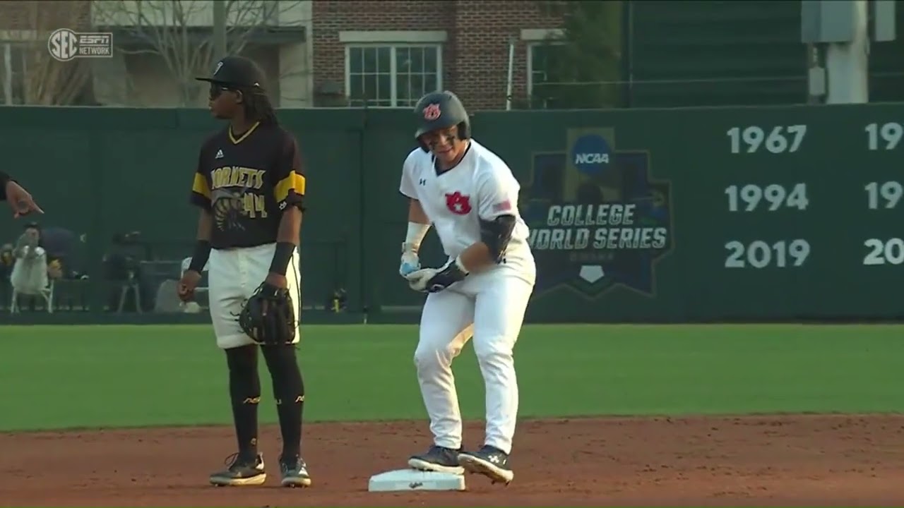 Девушка-бэтсмен подбирает живой мяч — что она скажет?