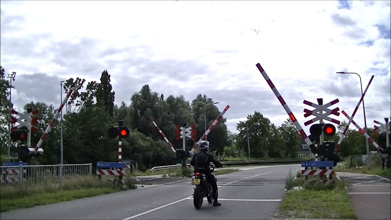 Spoorwegovergang Hoogkerk (Groningen) // Dutch railroad crossing