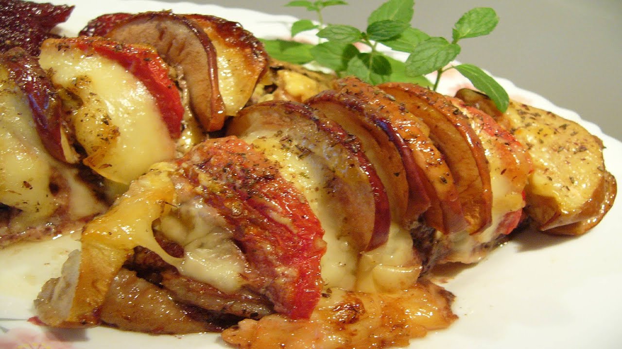 Утиная грудка, запеченная с сыром, яблоками и помидорами