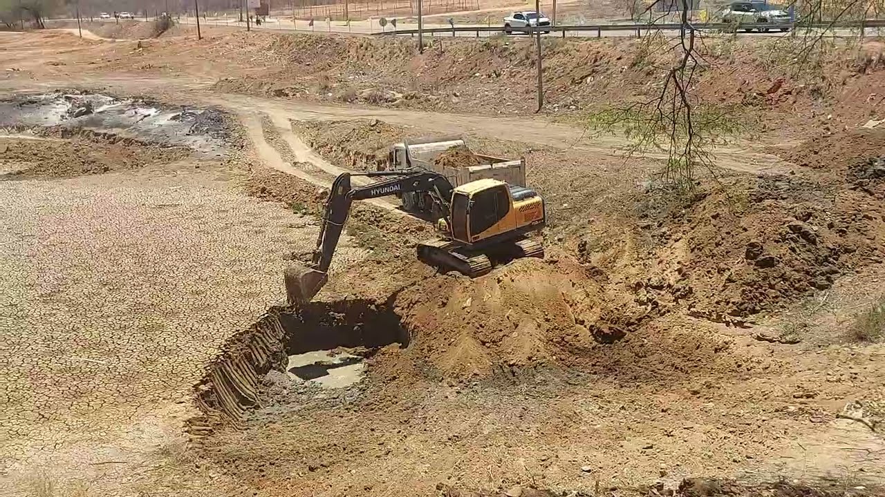 Escavadeira Hidráulica Hyundai fazendo limpeza em Lagoa (Parte 2)