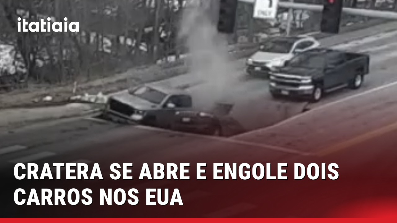 CÂMERA DE SEGURANÇA MOSTRA MOMENTO QUE BURACO SE ABRE E ENGOLE DOIS CARROS