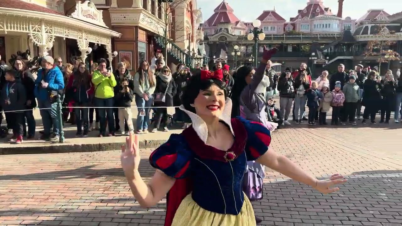 Parade A Million Splashes of Colour - Disneyland Paris