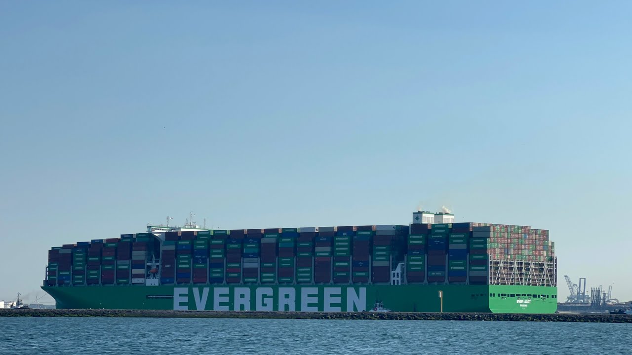 Grootste containerschip de MS Ever Alot komt aan in in Hoek van Holland - 2022-08-12