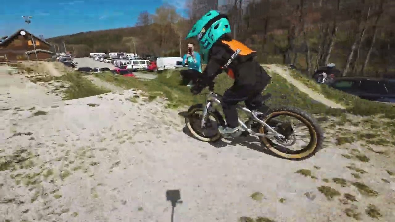 Dirt Line - Bikepark Kalnica - 3 yrs old on Early rider Helion 16”