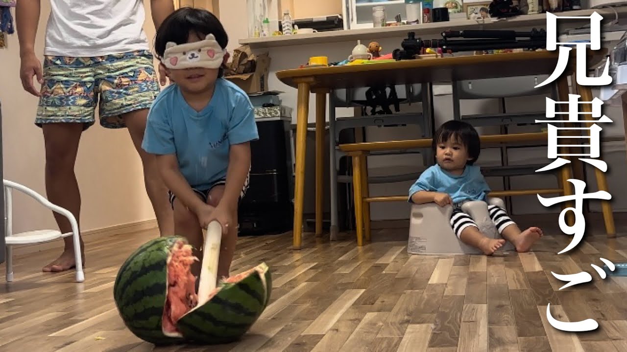 【衝撃】スイカを真っ二つに割る兄を見て開いた口が塞がらない弟