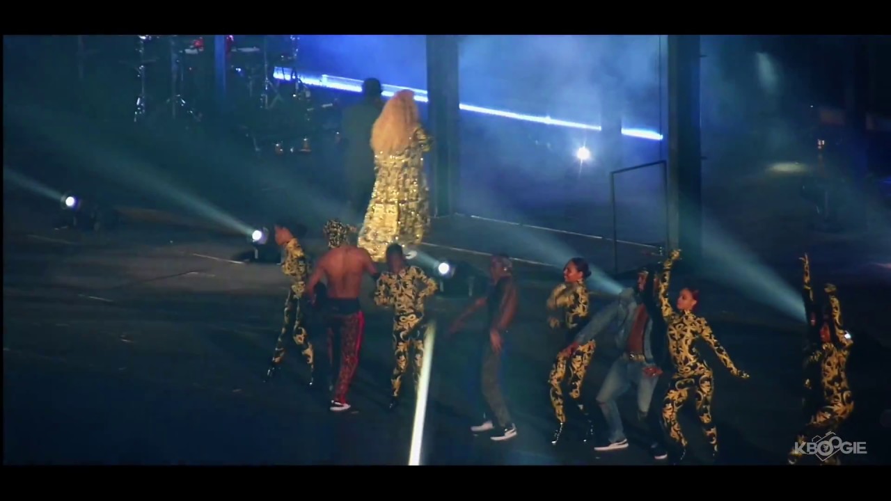 Fan rushes JAY-Z on stage || On The Run 2 || Atlanta || Aug. 25, 2018