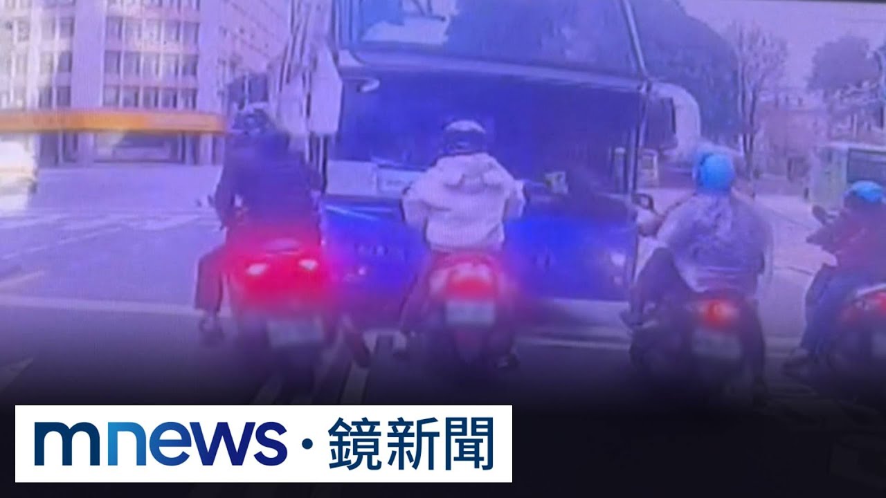 新年出遊意外！北市遊覽車逆撞對向車陣　女騎士捲車底｜#鏡新聞