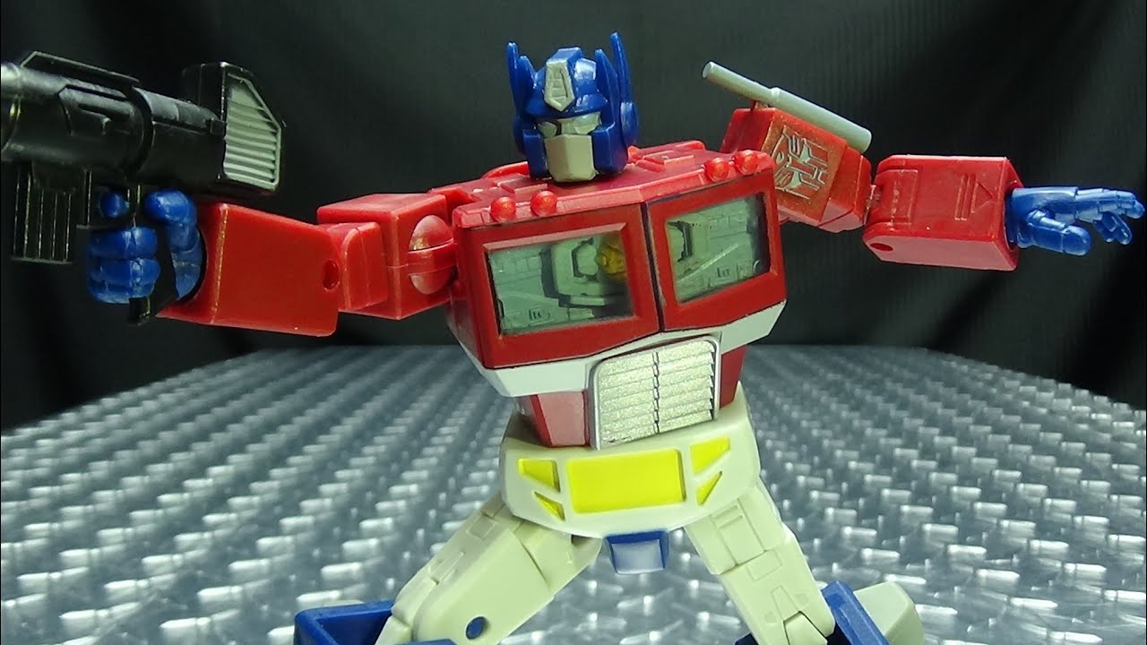 R.E.D. OPTIMUS PRIME: EmGo's Transformers Reviews N' Stuff