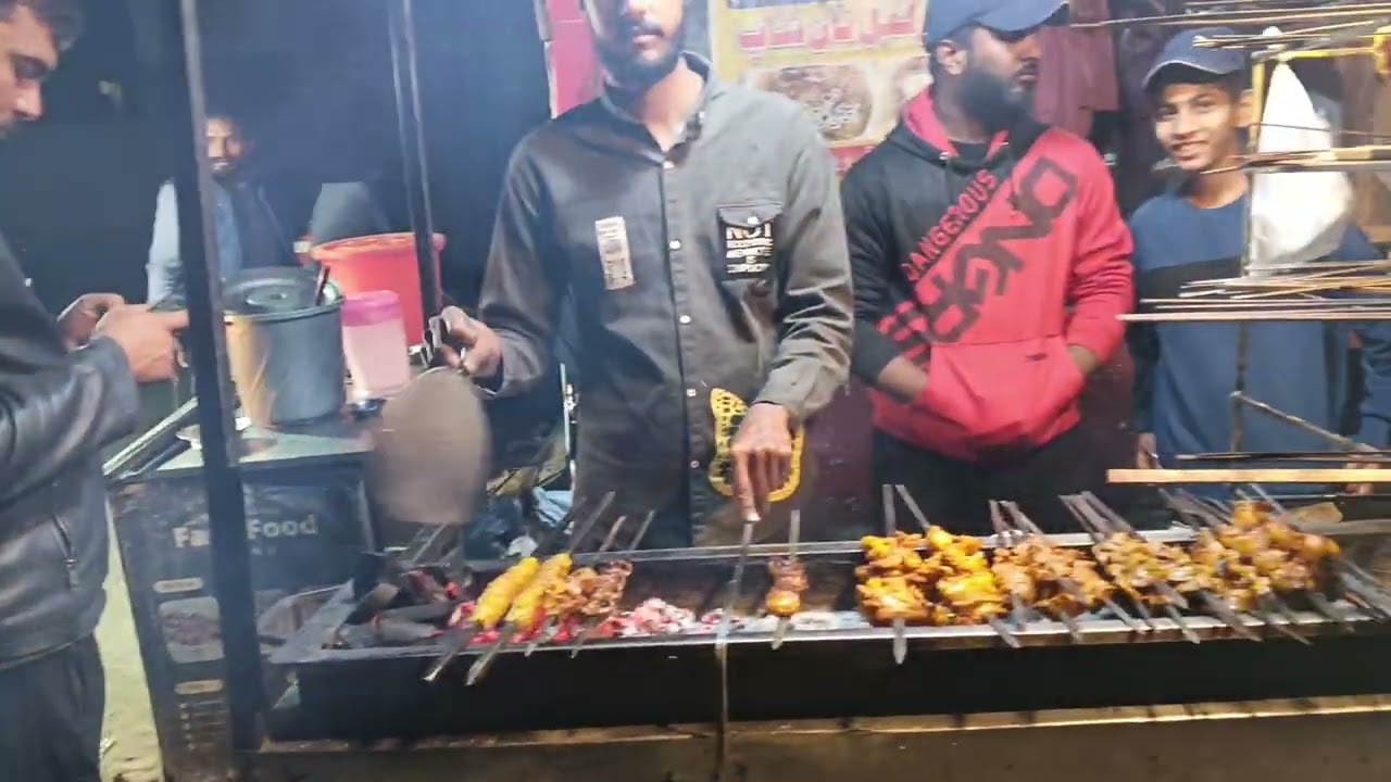 اتنا بڑا جوان پیٹ کی خاطر پاپڑ بیچتے ھوئے اس کی حوصلہ افزائی کریں لائک اور شئر کر کے