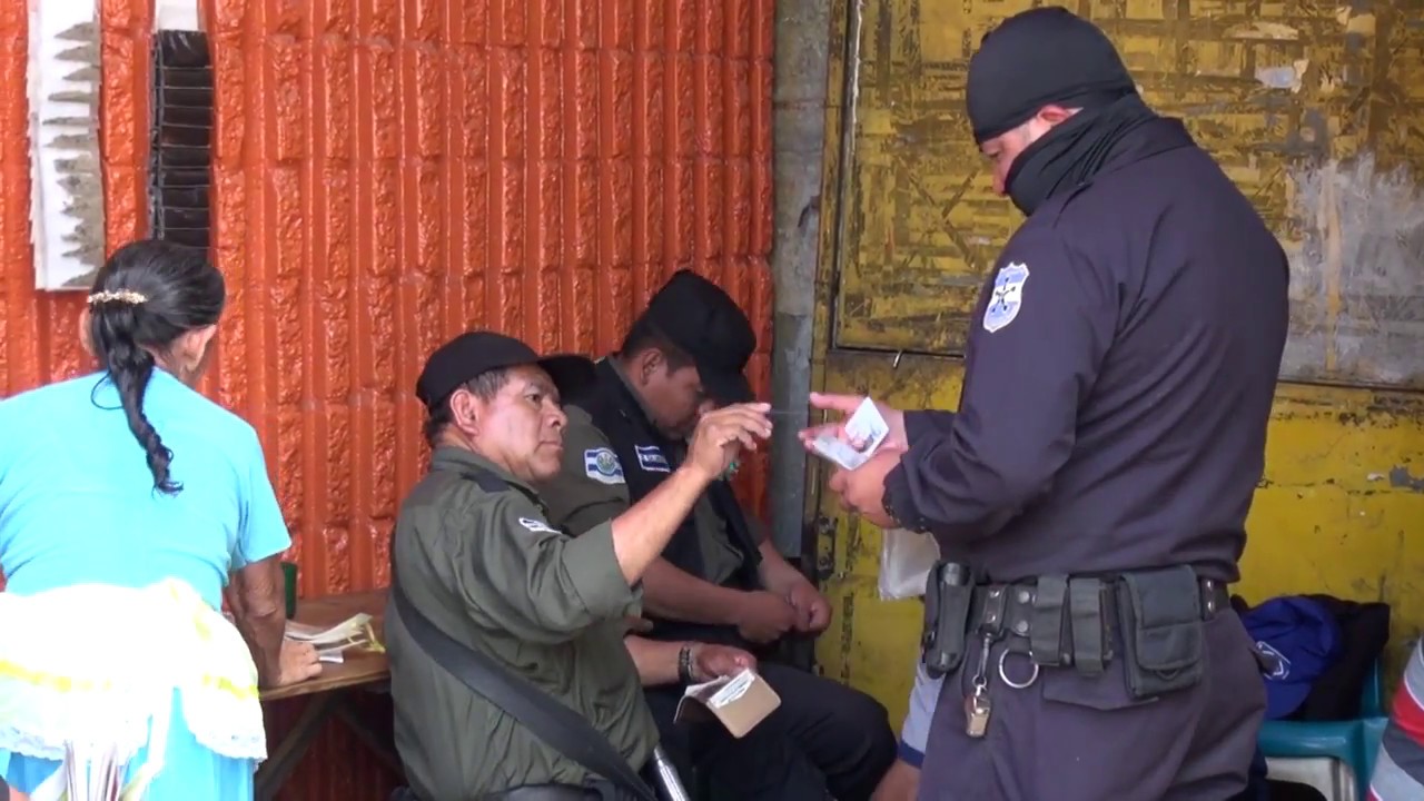 Escenas | PNC verifica en mercado central documentación y armas de fuego de vigilantes privados
