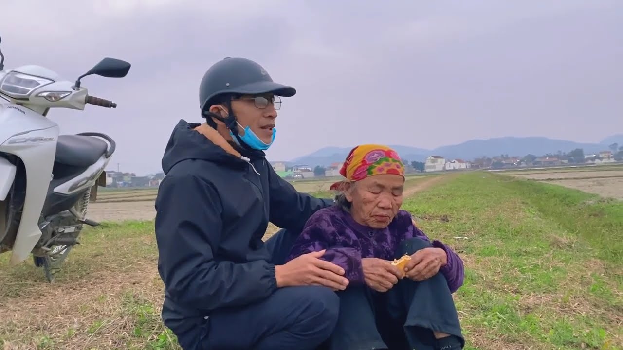 Kind stranger saves elderly woman who fainted on the street - Phan Nga - Minh Sang