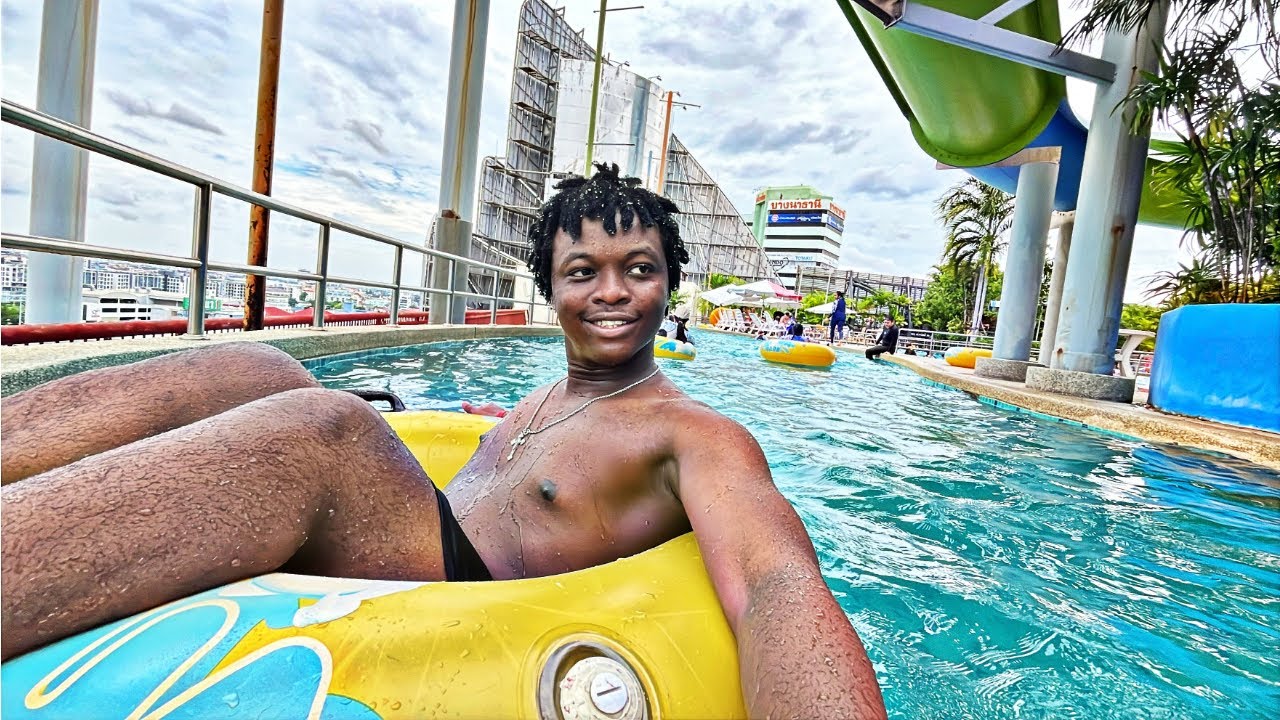 Waterslides at Pororo Aquapark in Bangkok (Rooftop Waterpark)
