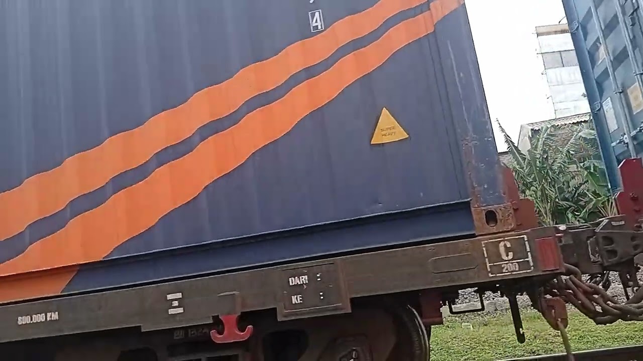 Kereta api lokomotif CC2061507  Dan kereta api KA 2524 petikemas lewat di pjl 6 madukoro Raya 