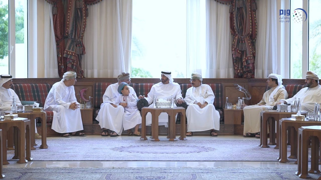 محمد بن زايد يقدم واجب العزاء إلى عبدالله بن علي العريمي في منزله بمسقط بوفاة نجله محمد