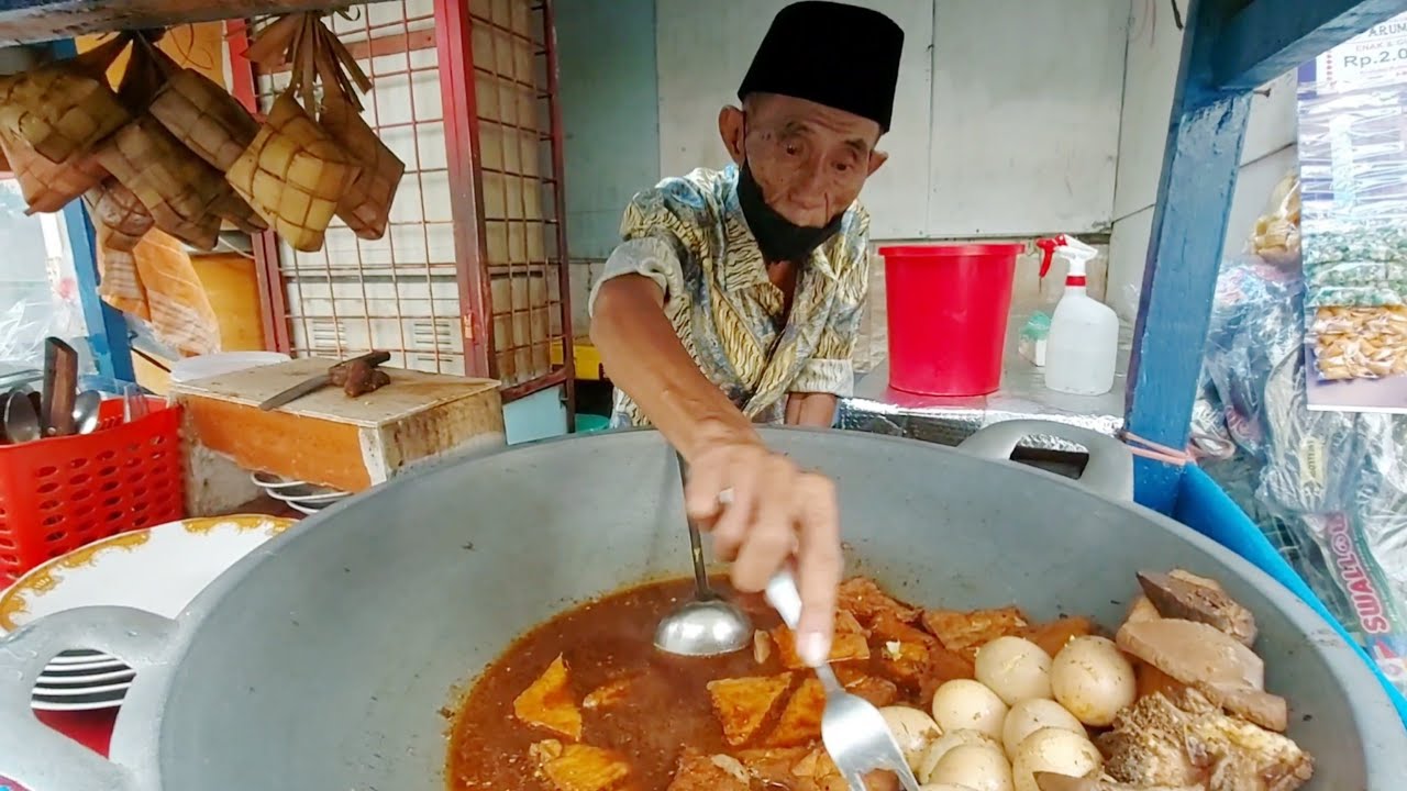 WOW KETUPAT SAYUR BETAWI LEGENDARIS DARI TAHUN 1975 DARI MASIH DIPIKUL !! INDONESIAN STREET FOOD