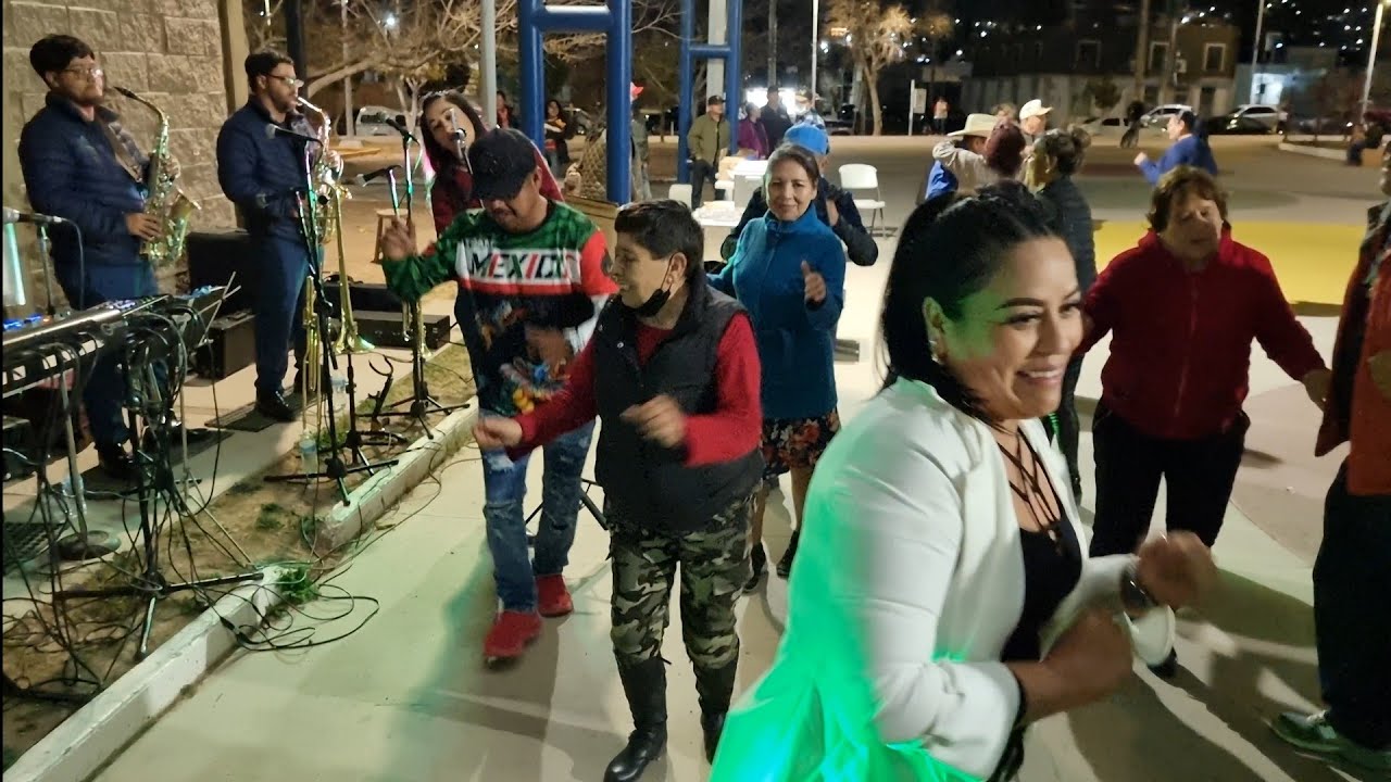 El Chirimoyo trae buen relajo con Grupo 2-3 bailando