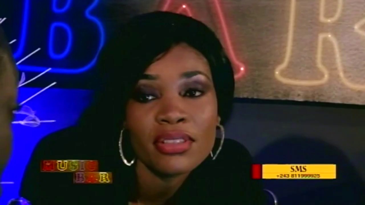 Le Com&eacute;dien SAISAI et JP Lezi dans MUSIC BAR, Maria Noella Madinga