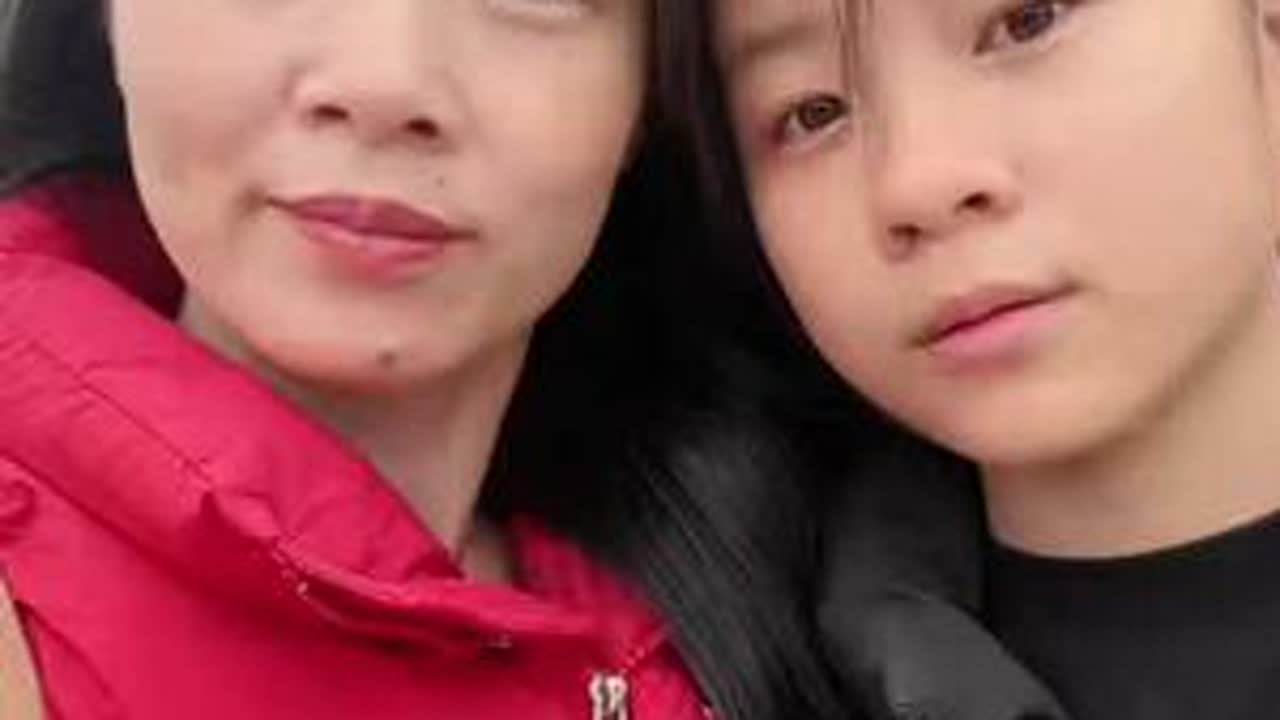 和前夫离婚10年，今天和大女儿见面都快有我高了，带她买了一套衣服和鞋子，她也特别开心，这辈子亏欠她太多太多，以后努力好好补偿她#宝妈 #记录生活 #日常vlog