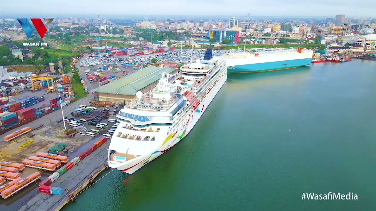 TAZAMA BANDARI YA DAR ES SALAAM ILIVYOPOKEA MELI KUBWA YENYE WATALII ZAIDI YA 2,000..