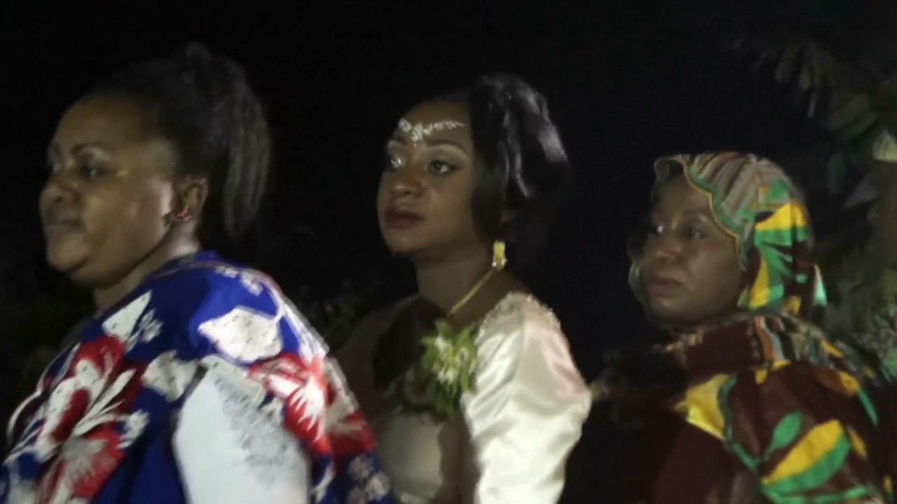 Chigoma Maanrouf & Nourou 3/4 : Le marié s'essaie au tila avec Majicavo Dubay