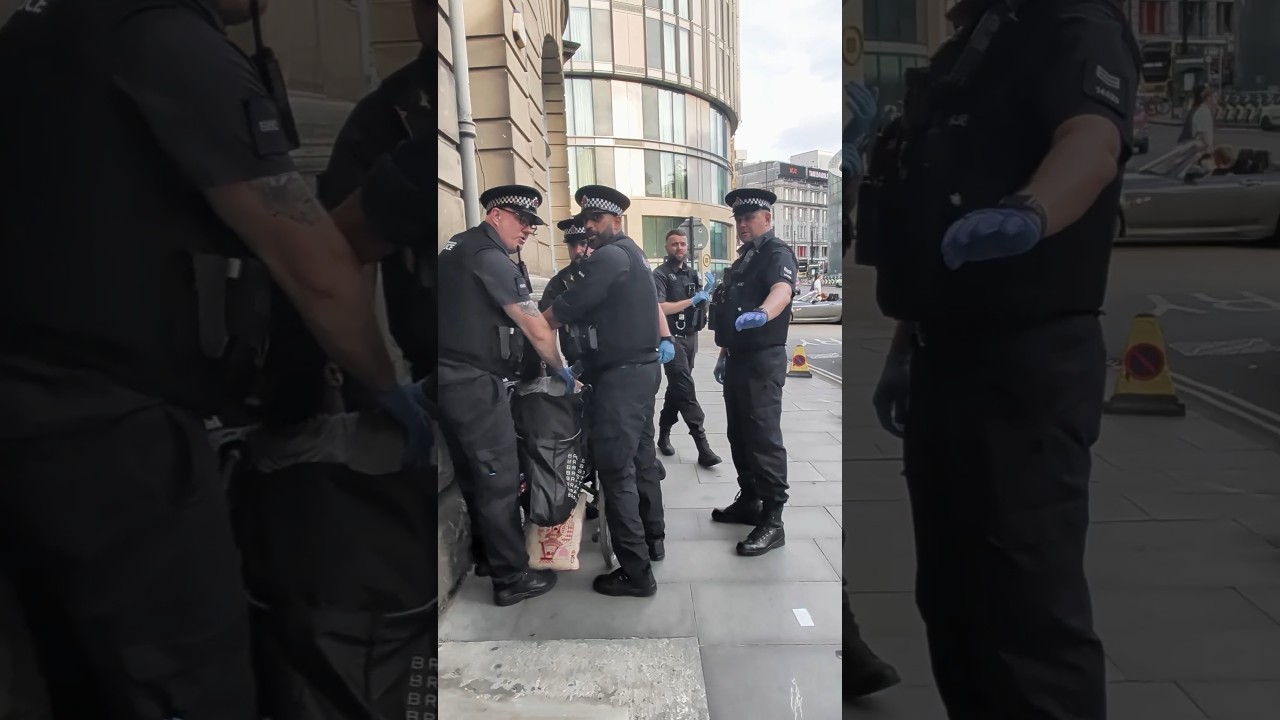 6 полицейских придираются к инвалиду в Манчестере #полиция #инвалид #арест
