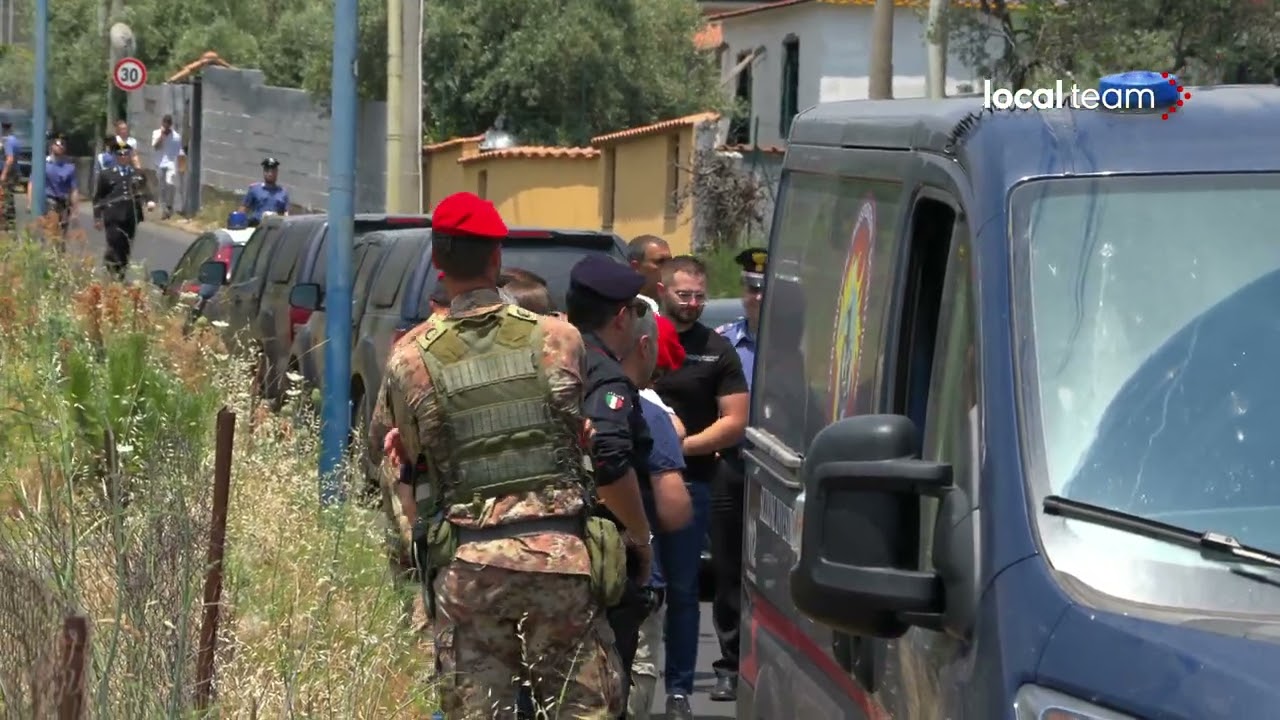 Bambina uccisa a Mascalucia (Catania): carro funebre porta via il corpo della piccola