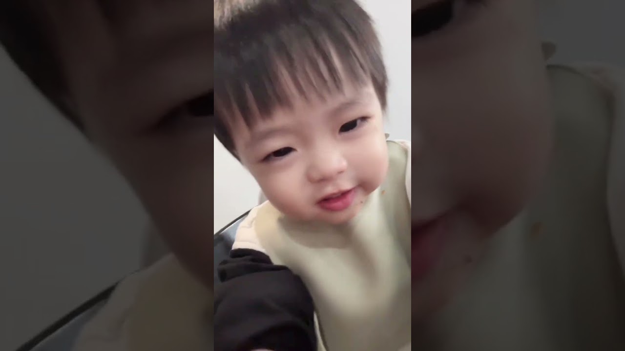 潘爸乐爷vlog：leye宝宝坐车一直哈哈笑，古灵精怪的行为太可爱了！又陪潘爸出差啦！baby leye & pan #dadlife #baby #babyboy #family