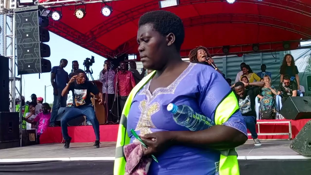 NI NANI KAKUDANGANYA KUWA NGUVU ZA ROSE MUHANDO ZILIKWISHA ? HEBU TAZAMA HAPA AKIWEPO LIVE