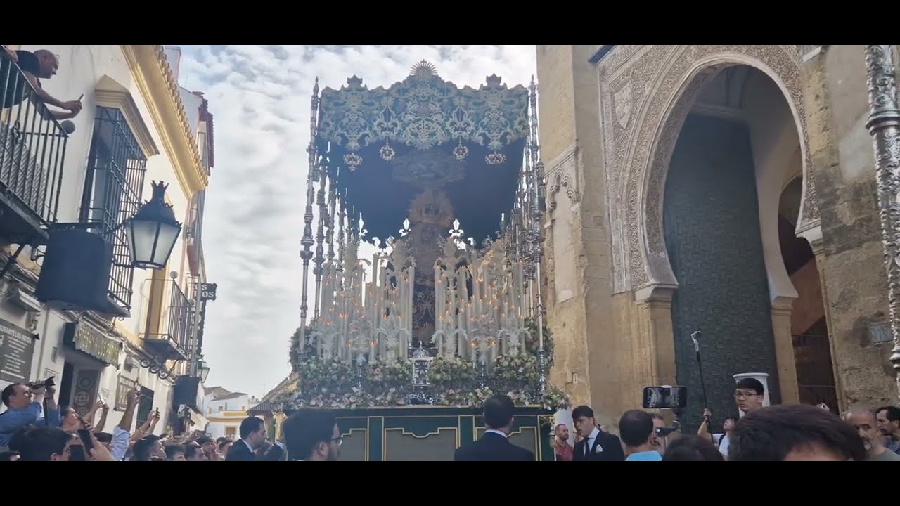 Virgen de la Esperanza del Valle en la salida de la Mezquita Catedral en la Magna de Córdoba 2025 