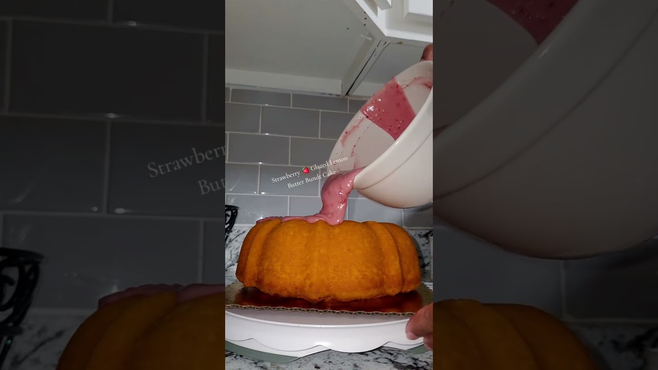 Клубничный глазированный лимонный масляный кекс в форме кольца