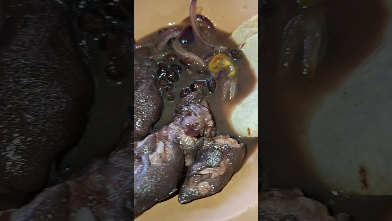 Un riqu&iacute;simo caldo de frijoles con patitas de puerco #canaldecocina #comidamexicana #comida #food