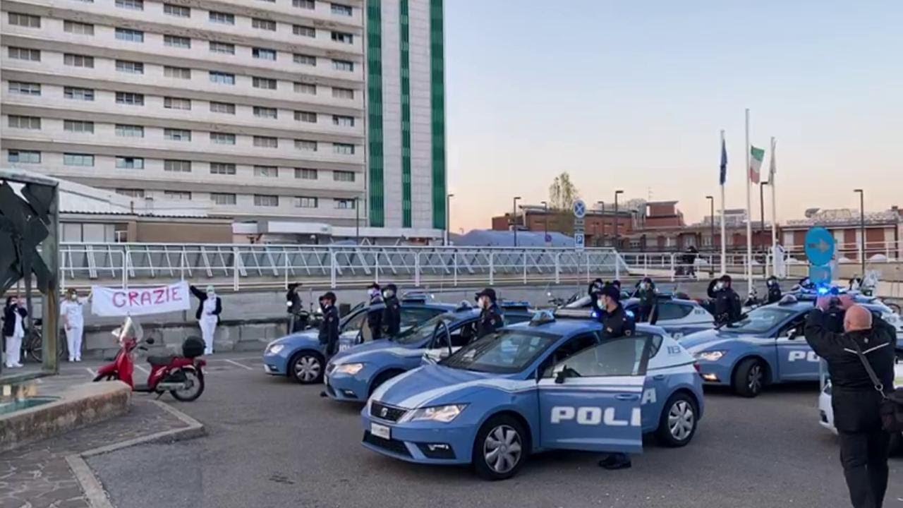 Sirene e applauso: l'omaggio della polizia ai medici davanti all'ospedale Maggiore di Bologna
