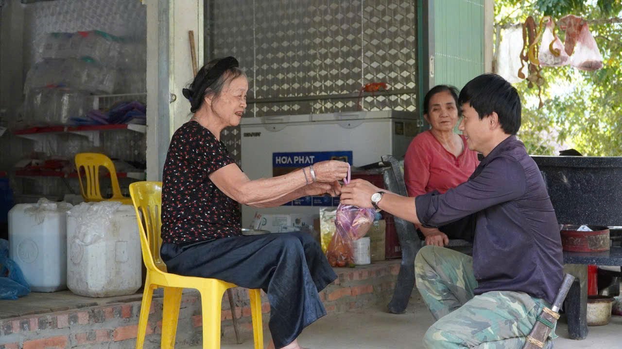 CEO : Trieu Dan gives a gift to a 100-year-old woman on the porch, a heartwarming moment