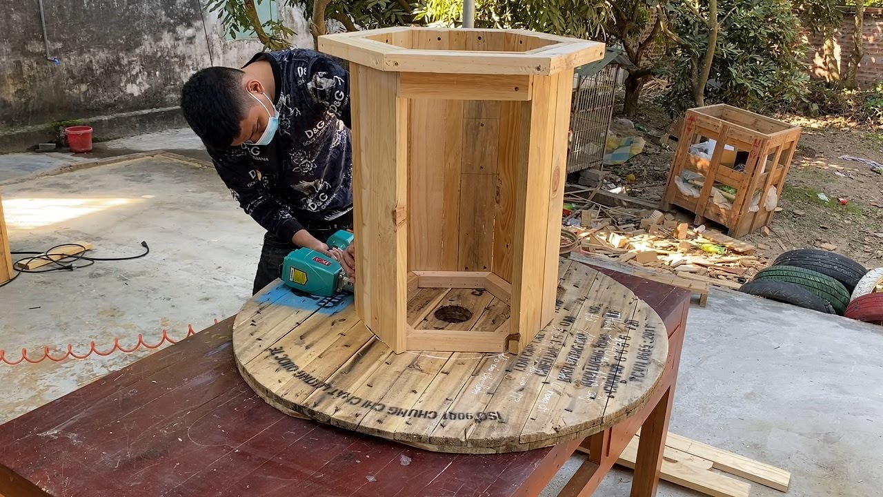 Clever DIY Recycled Furniture Ideas for Outdoor Living // Cool Wooden Cable Reel Recycling Ideas