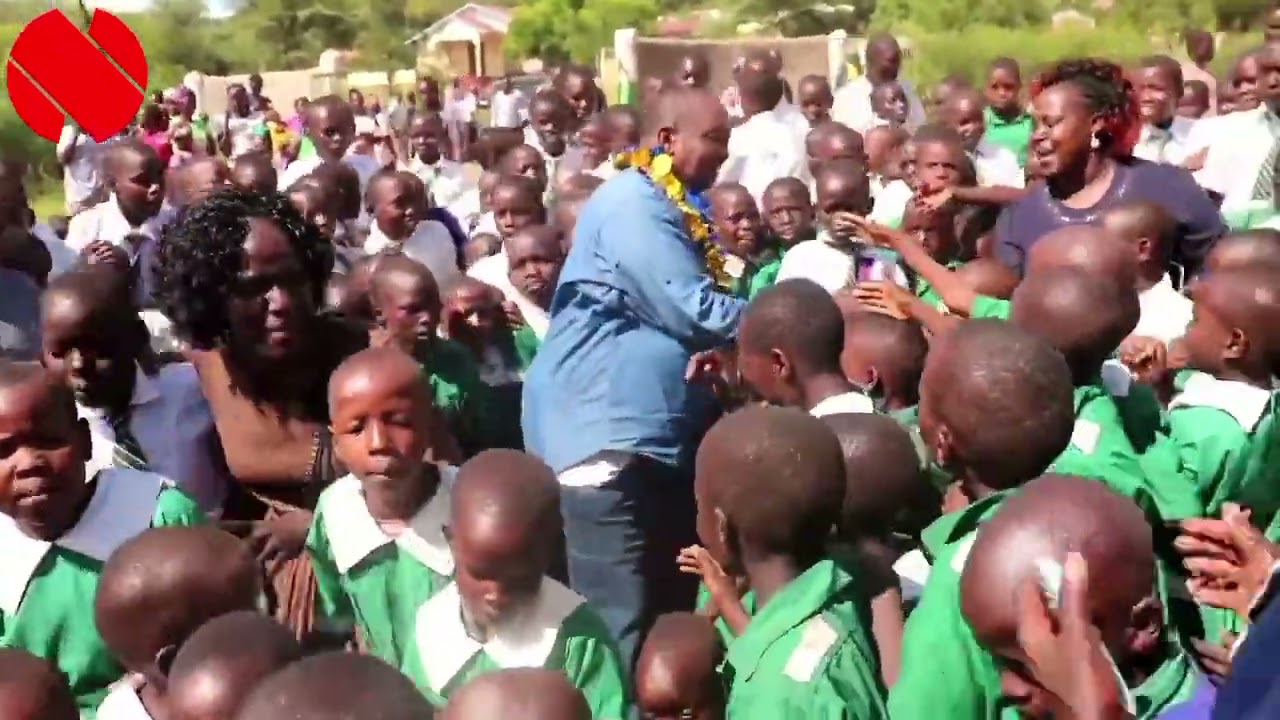 MP 𝐌𝐚𝐤𝐢𝐥𝐚𝐩 interacting with pupils of Kapluk primary school in Barwessa Ward