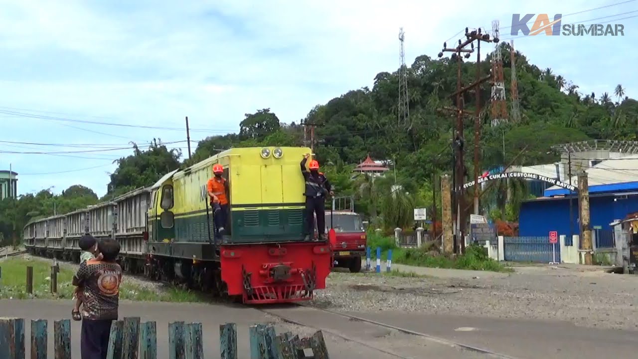 LOKOMOTIF BB 303 LANGSIR GERBONG KLINKER DI STASIUN BUKIT PUTUS 