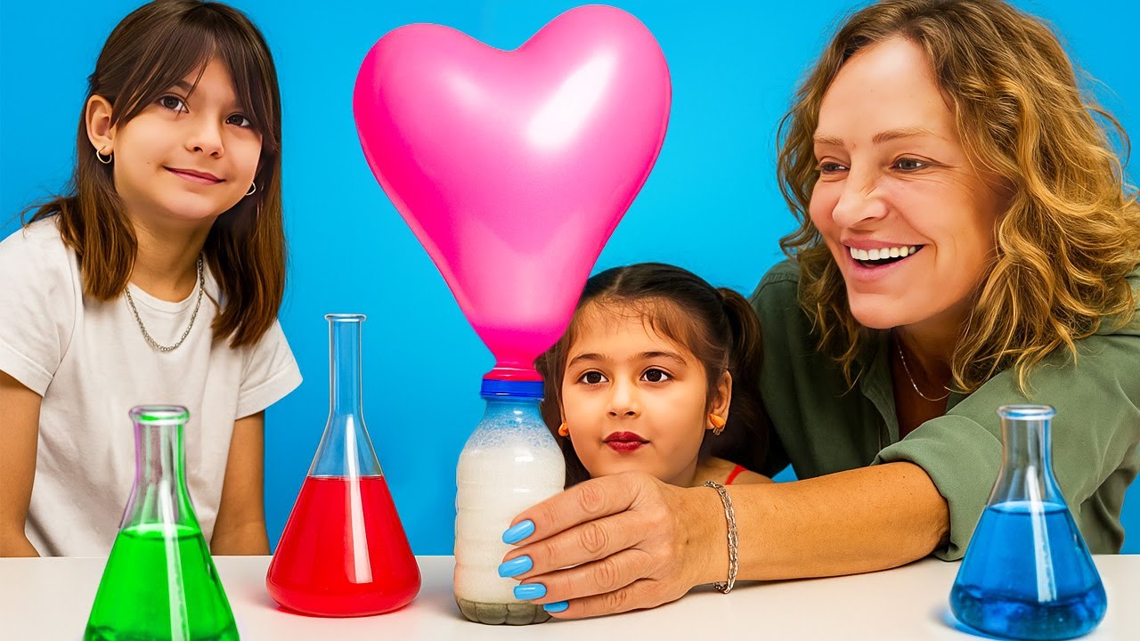 Nicole, Zara ve Defne, balonları şişirmek i&ccedil;in sirke ve karbonatı karıştırıyorlar! &Ccedil;ocuk oyunları.